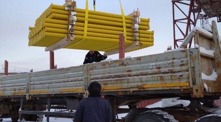 Металлоконструкции, стойки для знаков газопровода, доставка, территория завода АО "Инвест-Альянс"