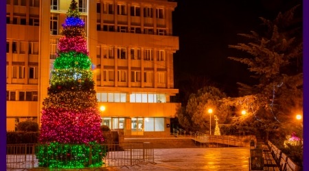 Украшение городской площади к Новому году ёлкой и световыми фигурами