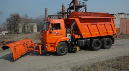 Комплексная дорожная машина КДМ-320 с комплектом оборудования для зимнего содержания дорог