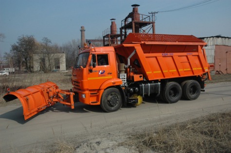 Комплексная дорожная машина КДМ-320 с комплектом оборудования для зимнего содержания дорог